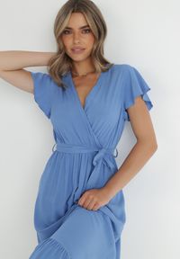 Born2be - Niebieska Sukienka Diomeira. Kolor: niebieski. Materiał: tkanina. Wzór: gładki, jednolity. Typ sukienki: kopertowe. Styl: klasyczny, elegancki. Długość: maxi #6