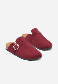 Born2be - Bordowe Klapki z Ozdobnym Paskiem i Klamrą Calevelis. Nosek buta: okrągły. Kolor: czerwony. Materiał: jeans. Obcas: na obcasie. Styl: elegancki, klasyczny. Wysokość obcasa: średni #4