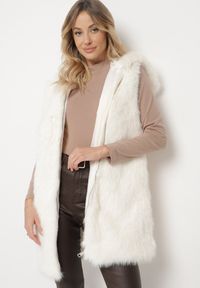 Born2be - Biała Futerkowa Kamizelka z Kapturem o Prostym Kroju Sinthira. Okazja: na co dzień. Typ kołnierza: kaptur. Kolor: biały. Materiał: jeans. Styl: casual, elegancki #1