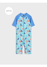 Sinsay - Kombinezon kąpielowy UPF 50 z nadrukiem Stitch - błękitny. Kolor: niebieski. Wzór: nadruk #1