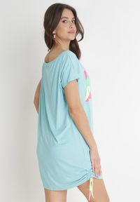 Born2be - Jasnoniebieska T-shirtowa Sukienka Mini z Krótkimi Rękawami z Wiskozy Hareem. Kolor: niebieski. Materiał: wiskoza. Długość rękawa: krótki rękaw. Wzór: napisy. Długość: mini #2