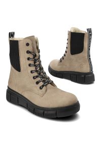 Beżowe Botki Rieker Ocieplane Buty Damskie. Okazja: na spacer, na co dzień. Kolor: beżowy. Materiał: materiał. Sezon: zima, jesień. Styl: casual, elegancki #7