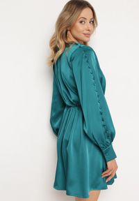 Born2be - Zielona Sukienka z Gumką w Pasie z Kopertowym Dekoltem i Paskiem z Metalową Klamrą Branica. Typ kołnierza: dekolt kopertowy. Kolor: zielony. Materiał: tkanina. Wzór: aplikacja. Typ sukienki: kopertowe #5