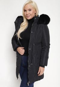 Born2be - Czarna Kurtka Pikowana o Długim Kroju z Kapturem z Futrem Ściągana w Talii Mazilie. Typ kołnierza: kaptur. Kolor: czarny. Materiał: futro. Długość rękawa: długi rękaw. Długość: długie. Styl: elegancki #5