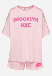 Born2be - Różowy Komplet Oversize z Wiskozą T-shirt i Szorty z Nadrukiem Liravella. Kolor: różowy. Materiał: wiskoza. Wzór: nadruk #7
