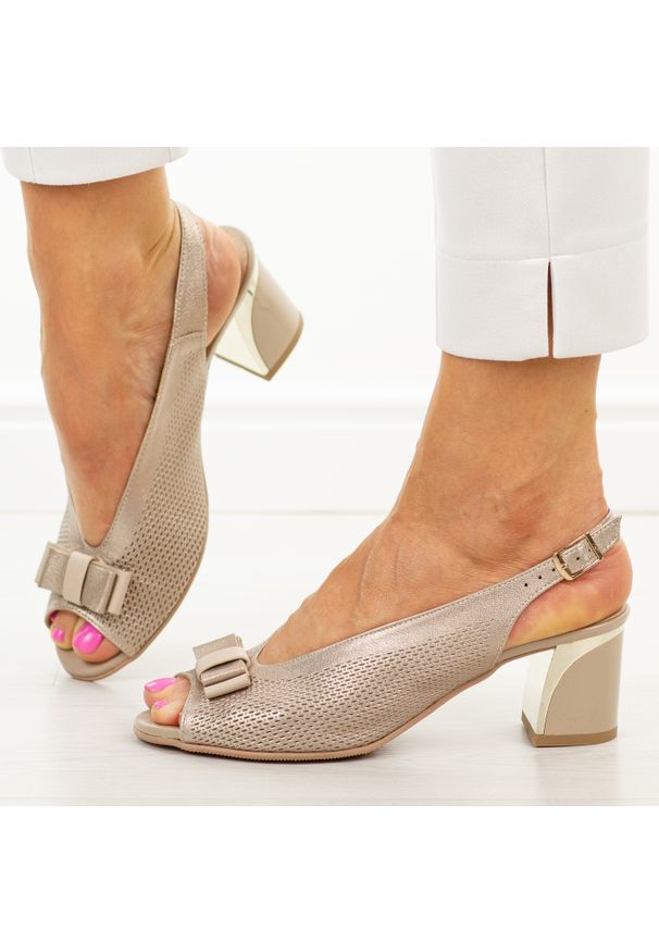 DEONI - Złote B skórzane Polskie sandały damskie Deoni D500. Okazja: na wesele, na ślub cywilny. Kolor: złoty. Materiał: skóra. Sezon: wiosna, lato. Obcas: na obcasie. Styl: klasyczny, elegancki. Wysokość obcasa: średni