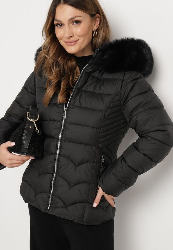 Born2be - Czarna Pikowana Kurtka z Odpinanym Kapturem i Futrzaną Podszewką Reandira. Okazja: na spacer, na co dzień. Kolor: czarny. Materiał: futro. Styl: elegancki, casual