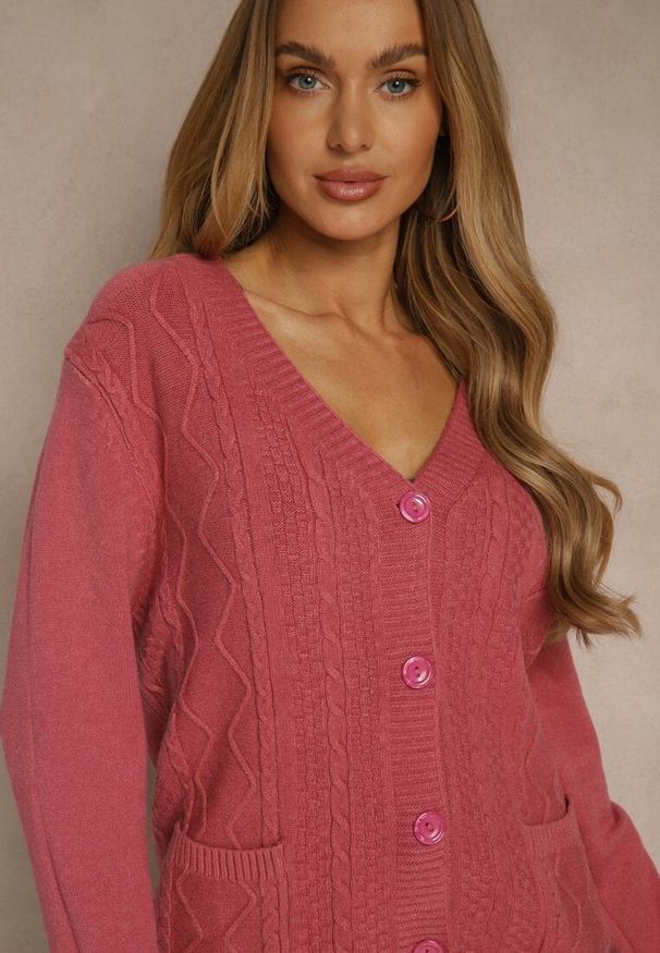 Renee - Ciemnoróżowy Kardigan z Bawełną i Tłoczonym Wzorem Reisina. Okazja: na co dzień. Kolor: różowy. Materiał: bawełna. Styl: casual, elegancki