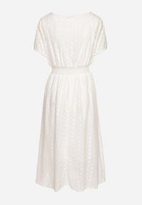 Born2be - Biała Bawełniana Sukienka z Ozdobnym Haftem i Cienkimi Gumkami w Pasie Gemilla. Okazja: na co dzień. Typ kołnierza: dekolt w kształcie V. Kolor: biały. Materiał: bawełna. Długość rękawa: krótki rękaw. Wzór: haft. Styl: casual #7