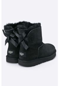 Ugg - UGG obuwie zimowe Mini Bailey Bow II dziecięce kolor czarny. Nosek buta: okrągły. Kolor: czarny. Materiał: wełna. Sezon: zima