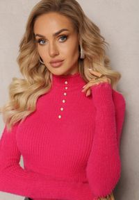 Renee - Fuksjowy Wełniany Golf na Perłowe Guziki z Ozdobną Koronką Hejsunna. Typ kołnierza: golf. Kolor: różowy. Materiał: wełna, koronka. Długość rękawa: długi rękaw. Długość: długie. Wzór: koronka #3