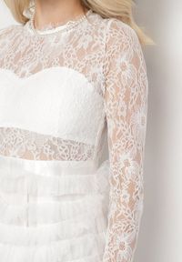 Born2be - Biała Maxi Sukienka Rozkloszowana z Koronkową Górą i Tiulowymi Falbankami Firina. Typ kołnierza: kołnierz z falbankami. Kolor: biały. Materiał: tiul, koronka. Długość: maxi #6