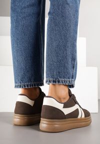 Renee - Brązowe Sneakersy Tenisówki Ozdobione Geometrycznym Wzorem Shie. Okazja: na co dzień. Kolor: brązowy. Materiał: jeans. Wzór: aplikacja, geometria #5