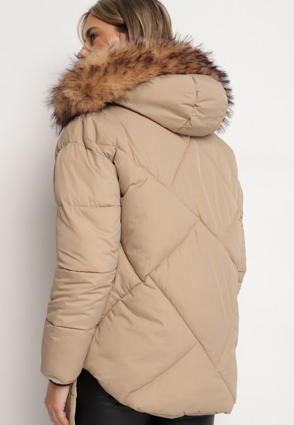 Born2be - Ciemnobeżowa Pikowana Kurtka z Kapturem z Futrem i Rozcięciami na Napy Karintinnia. Okazja: na co dzień. Typ kołnierza: kaptur. Kolor: beżowy. Materiał: futro. Styl: casual, elegancki