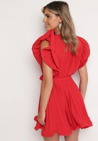 Born2be - Czerwona Plisowana Sukienka z Materiałowym Paskiem w Talii i Ozdobnymi Falbankami Christi. Typ kołnierza: kołnierz z falbankami. Kolor: czerwony. Materiał: materiał. Typ sukienki: rozkloszowane