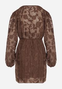 Born2be - Brązowa Kopertowa Sukienka w Tłoczone Kwiaty z Wiązaniem w Talii Esna. Kolor: brązowy. Materiał: poliester. Wzór: kwiaty. Typ sukienki: kopertowe. Styl: klasyczny #6