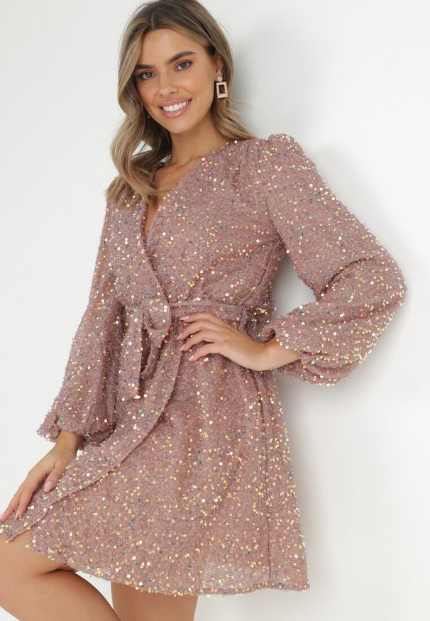 Born2be - Różowa Sukienka Cekinowa z Kopertowym Dekoltem Cidoly. Okazja: na co dzień. Typ kołnierza: dekolt kopertowy. Kolor: różowy. Typ sukienki: kopertowe. Styl: casual, elegancki, rockowy