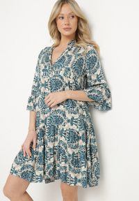 Born2be - Granatowo-Beżowa Rozkloszowana Sukienka z Bawełny z Falbanami w Ornamentalny Wzór Lanoreth. Okazja: na spacer, na co dzień. Typ kołnierza: dekolt w serek. Kolor: niebieski. Materiał: bawełna. Typ sukienki: rozkloszowane, proste. Styl: casual, klasyczny #5