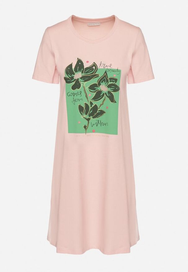 Born2be - Różowa Bawełniana Sukienka o Kroju Typu T-shirt Zdobiona Nadrukiem Nevolira. Okazja: na co dzień. Kolor: różowy. Materiał: bawełna. Wzór: nadruk, aplikacja. Styl: elegancki, casual, klasyczny