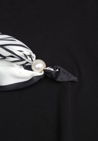 Born2be - Czarny Bawełniany T-shirt z Satynową Apaszką Cloud. Okazja: do pracy, na co dzień. Kolor: czarny. Materiał: bawełna, satyna. Styl: elegancki, casual #7