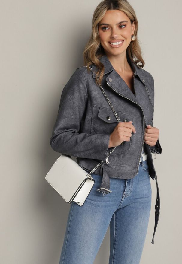 Born2be - Szara Kurtka Ramoneska z Kieszeniami i Paskiem z Klamrą Polvila. Okazja: na co dzień. Kolor: szary. Materiał: jeans. Długość rękawa: długi rękaw. Długość: długie. Styl: rockowy, casual, klasyczny, elegancki