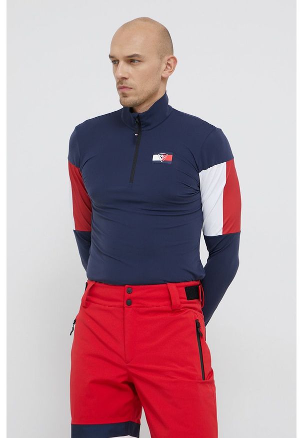 Rossignol Bluza x Tommy Hilfiger męska kolor granatowy z kapturem z nadrukiem. Okazja: na co dzień. Typ kołnierza: kaptur. Kolor: niebieski. Materiał: włókno, lycra, materiał. Długość: krótkie. Wzór: nadruk. Styl: casual