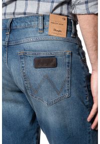 Wrangler - KRÓTKIE SPODENKI WRANGLER REGULAR SHORT GREEN LAGOON W15UX475C 112127159. Materiał: jeans, skóra. Długość: krótkie #10