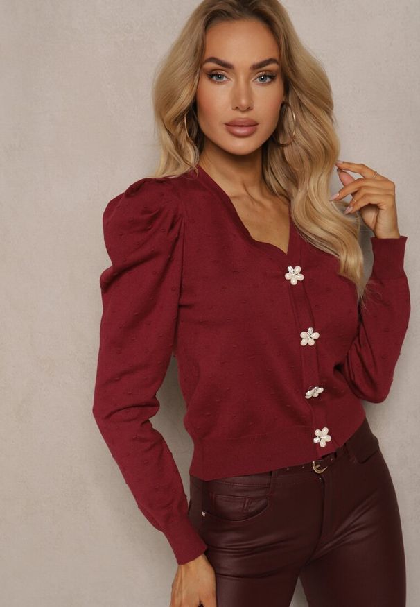 Renee - Bordowy Rozpinany Kardigan z Wiskozą Ozdobiony Guzikami Kwiatkami Enarine. Okazja: na co dzień. Kolor: czerwony. Materiał: wiskoza. Wzór: aplikacja, kwiaty. Styl: casual, elegancki