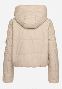 Born2be - Jasnobeżowa Kurtka Puffer z Szerokim Pikowaniem i Kieszonką na Rękawie Meritrias. Okazja: na co dzień. Kolor: beżowy. Materiał: jeans. Styl: elegancki, casual