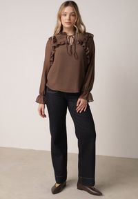 Born2be - Brązowa Romantyczna Bluzka z Falbankami i Wiązaniem przy Dekolcie Zeaniyana. Okazja: na spacer, na co dzień, na spotkanie biznesowe. Typ kołnierza: kołnierz z falbankami. Kolor: brązowy. Materiał: poliester, jeans. Styl: casual, biznesowy #4