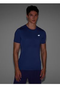 4f - 4F Koszulka do biegania slim szybkoschnąca męska - granatowa M. Kolor: niebieski. Materiał: elastan, materiał, włókno, dzianina, syntetyk. Długość rękawa: krótki rękaw. Długość: krótkie. Wzór: ze splotem, gładki, jednolity. Sport: bieganie, fitness #2