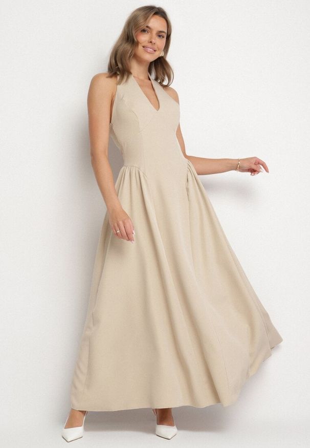 Born2be - Beżowa Sukienka o Rozkloszowanym Kroju z Wiązanym Dekoltem Halter Senicea. Okazja: na spacer, na co dzień. Typ kołnierza: dekolt halter. Kolor: beżowy. Typ sukienki: proste. Styl: casual