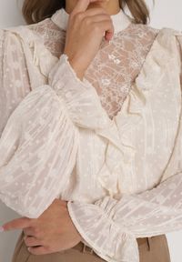 Born2be - Beżowa Bluzka Zdobiona Koronką Falbankami i Metaliczną Nicią Feralea. Okazja: na co dzień, na spotkanie biznesowe, do pracy. Typ kołnierza: kołnierz z falbankami. Kolor: beżowy. Materiał: koronka. Wzór: aplikacja, koronka. Styl: casual, biznesowy, elegancki #4