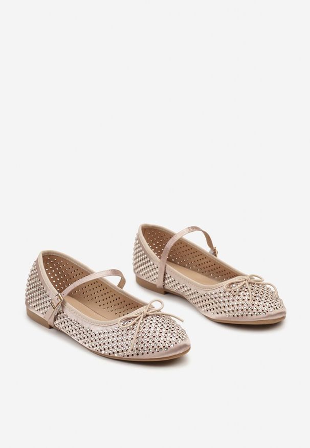 Born2be - Złote Balerinki z Ażurową Cholewką i Paskiem na Klamrę Moraisa. Okazja: na co dzień. Zapięcie: klamry. Kolor: złoty. Materiał: bawełna, jeans. Szerokość cholewki: normalna. Wzór: ażurowy. Obcas: na płaskiej podeszwie. Styl: elegancki, casual