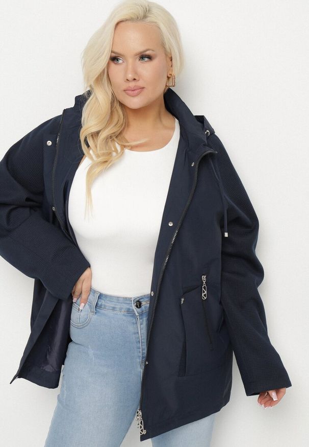 Born2be - Granatowa Kurtka Wiatrówka z Odpinanym Kapturem i Ściągaczami Arseli. Okazja: na spacer, na co dzień. Kolekcja: plus size. Kolor: niebieski. Materiał: jeans. Styl: elegancki, casual