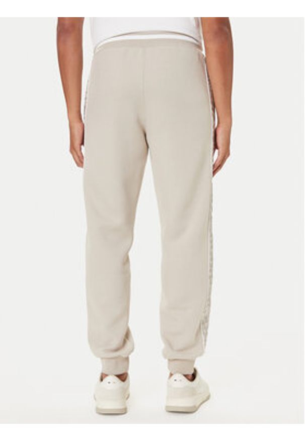 Guess Spodnie dresowe Z5BB18 KB3P2 Beżowy Regular Fit. Kolor: beżowy. Materiał: syntetyk, bawełna