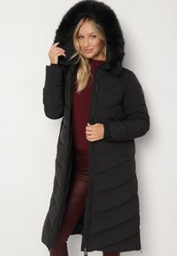 Born2be - Czarna Długa Kurtka z Pikowanymi Przeszyciami i Kapturem z Futerkiem Galella. Okazja: na co dzień. Kolor: czarny. Materiał: futro. Długość: długie. Styl: klasyczny, casual, elegancki #4