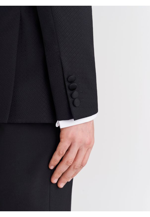 Pako Lorente - PAKO LORENTE – Wełniana czarna marynarka smokingowa w mikrowzór. Okazja: na wesele, na studniówkę, na ślub cywilny, na sylwestra. Kolor: czarny. Materiał: wełna