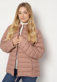 Born2be - Różowa Pikowana Kurtka o Prostym Kroju z Niską Stójką Zeniva. Okazja: na co dzień, na spacer. Typ kołnierza: kołnierzyk stójkowy. Kolekcja: plus size. Kolor: różowy. Materiał: dzianina, jeans. Styl: casual #2