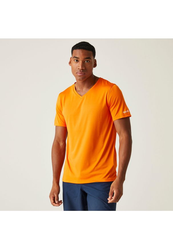 Regatta - Koszulka męska Fingal V-Neck. Kolor: pomarańczowy. Materiał: poliester, tkanina. Sport: turystyka piesza
