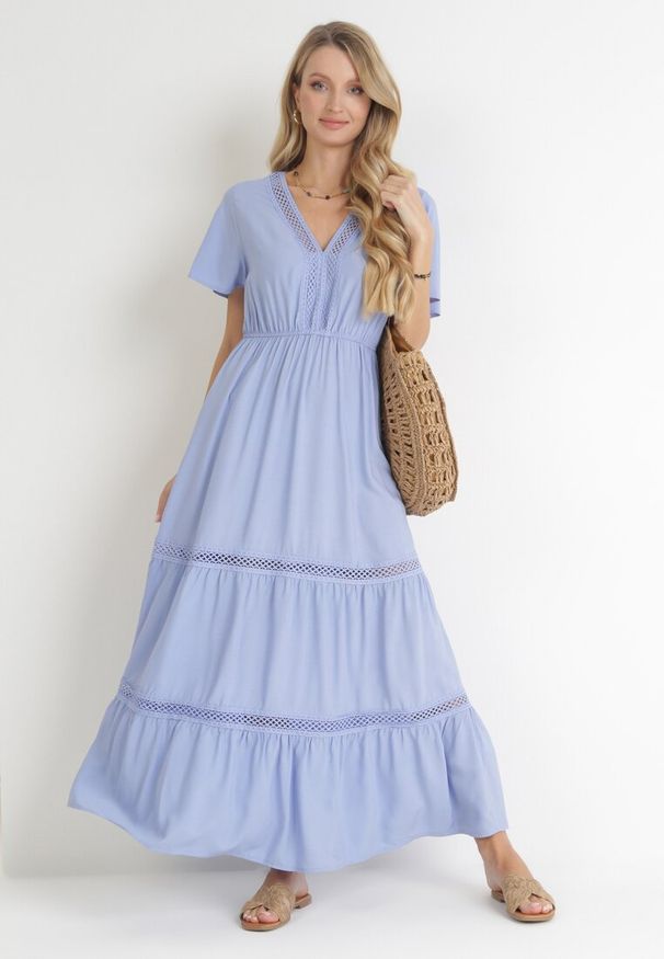 Born2be - Jasnoniebieska Sukienka Maxi z Gumką w Pasie i Koronkowymi Wstawkami Anandia. Kolor: niebieski. Materiał: koronka. Wzór: aplikacja. Długość: maxi