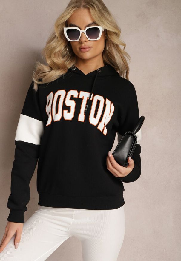 Renee - Czarna Bawełniana Bluza z Kapturem w Amerykańskim Stylu z Napisem i Polarem Iocaste. Okazja: na uczelnię, na co dzień. Typ kołnierza: kaptur. Kolor: czarny. Materiał: polar, bawełna. Długość rękawa: długi rękaw. Długość: długie. Wzór: napisy. Styl: casual