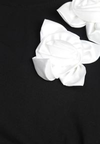 Renee - Czarno-Biały Bawełniany T-shirt o Klasycznym Kroju z Kwiatowymi Aplikacjami 3D Morgane. Okazja: na co dzień. Kolor: czarny. Materiał: bawełna. Wzór: aplikacja, kwiaty. Sezon: lato. Styl: klasyczny #6