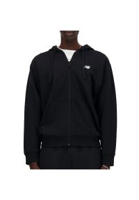Bluza New Balance MJ41501BK - czarna. Typ kołnierza: kaptur. Kolor: czarny. Materiał: bawełna, poliester, prążkowany, dresówka. Wzór: napisy. Styl: klasyczny