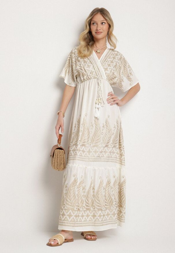 Born2be - Biała Kopertowa Sukienka z Wiskozy Zdobiona Frędzlami i Metalicznym Haftem Redeirae. Okazja: na spacer, na co dzień. Typ kołnierza: dekolt w serek. Kolor: biały. Materiał: wiskoza. Wzór: haft, aplikacja. Typ sukienki: kopertowe. Styl: casual, klasyczny