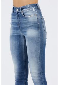 Guess - GUESS Niebieskie jeansy damskie z wysokim stanem. Stan: podwyższony. Kolor: niebieski. Wzór: aplikacja #4