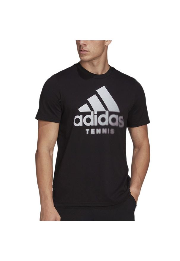 Adidas - Koszulka adidas Tennis Aeroready Graphic HA0971 - czarna. Kolor: czarny. Materiał: bawełna, poliester. Długość rękawa: krótki rękaw. Długość: krótkie. Sport: fitness