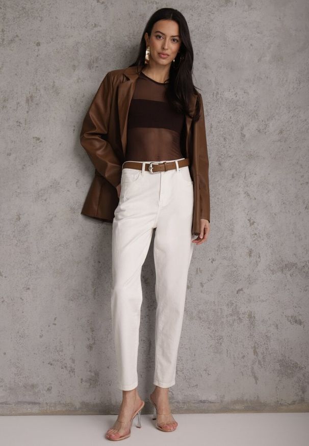 Renee - Białe Jeansy Mom Fit z Wiskozą Bawełną i Paskiem z Metaliczną Klamrą Salennith. Okazja: na co dzień. Stan: podwyższony. Kolor: biały. Styl: casual