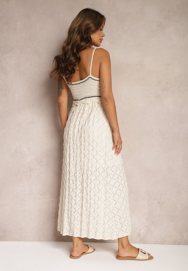 Renee - Beżowa Sukienka na Ramiączkach o Rozkloszowanym Kroju Quemvia. Okazja: na co dzień. Kolor: beżowy. Długość rękawa: na ramiączkach. Wzór: aplikacja. Typ sukienki: rozkloszowane. Styl: casual, glamour