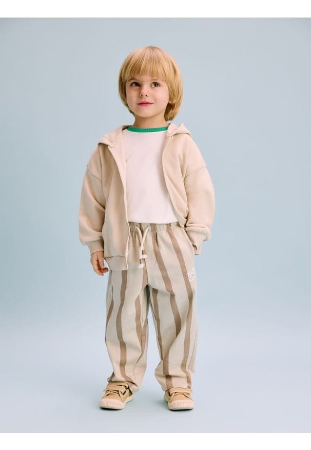 Reserved - Dresowe spodnie oversize - brązowy. Kolor: brązowy. Materiał: dresówka